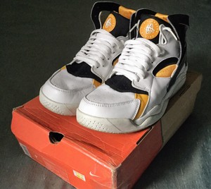 nike air flight huarache gold