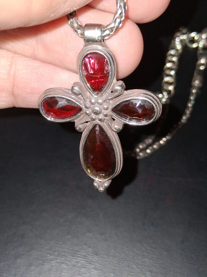 COLLAR CRUZ PLATA Y PIEDRA ROJA BRILLANTE Ajustable Foto 4 de 4