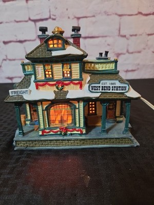 Lemax Coventry Cove West Bend Station 2002 Porcelain Lighted House Christmas