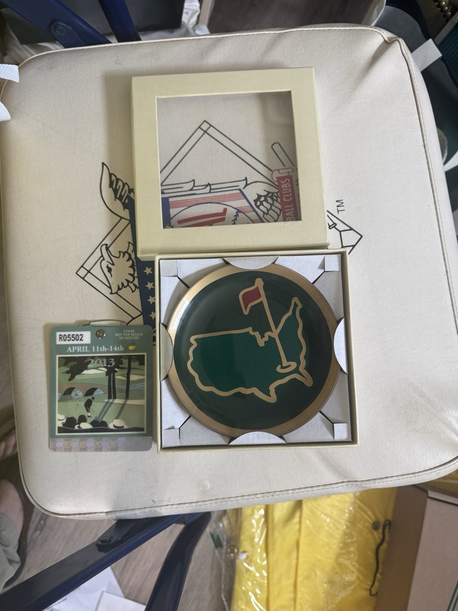 Superbe Assiette Murale En Céramique Verte Members Shop – Édition Augusta Berckmans Place, Collection Masters