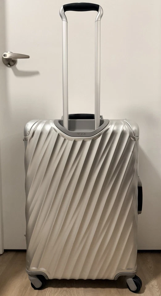 Equipaje de mano internacional Tumi de aluminio de 19 grados Foto 2 de 4