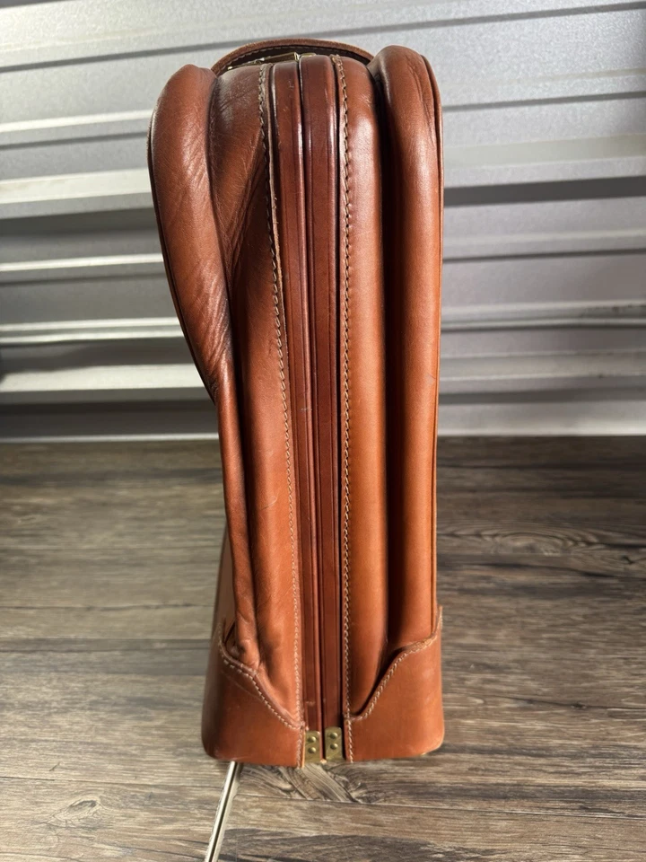 Hermosa bolsa de equipaje de cuero vintage - Bridlehide de Byron Foto 2 de 4