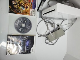 Nintendo Wii White Console Bundle RVL-001 w/ 1 Wii mote & 3 Games TESTED