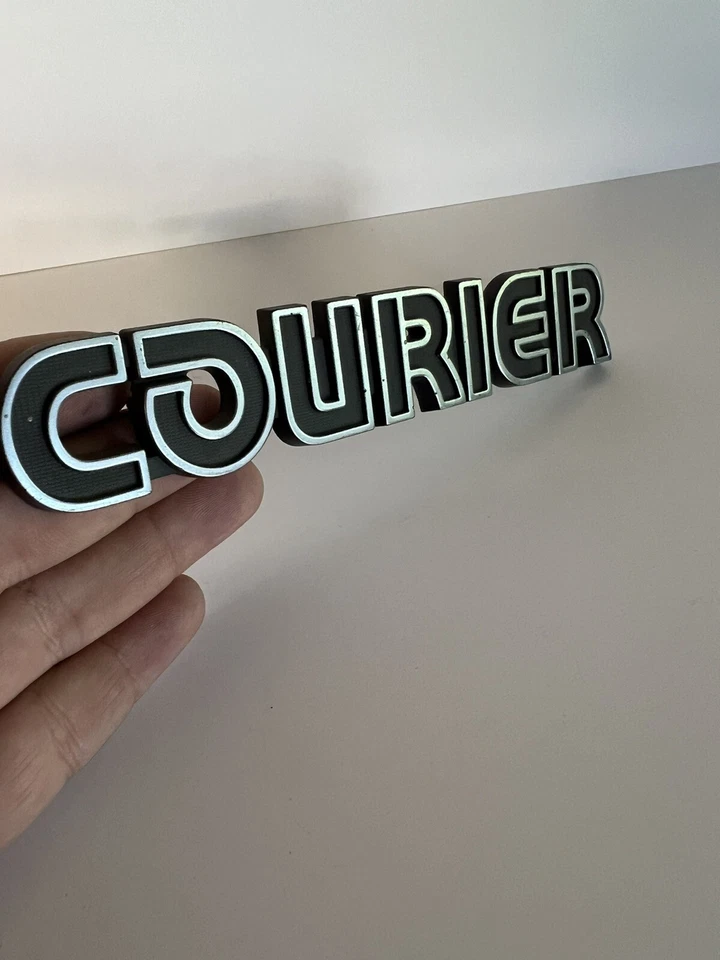 Ford Courier 1979 1980 guardabarros emblema placa de identificación de plástico insignia Foto 4 de 4