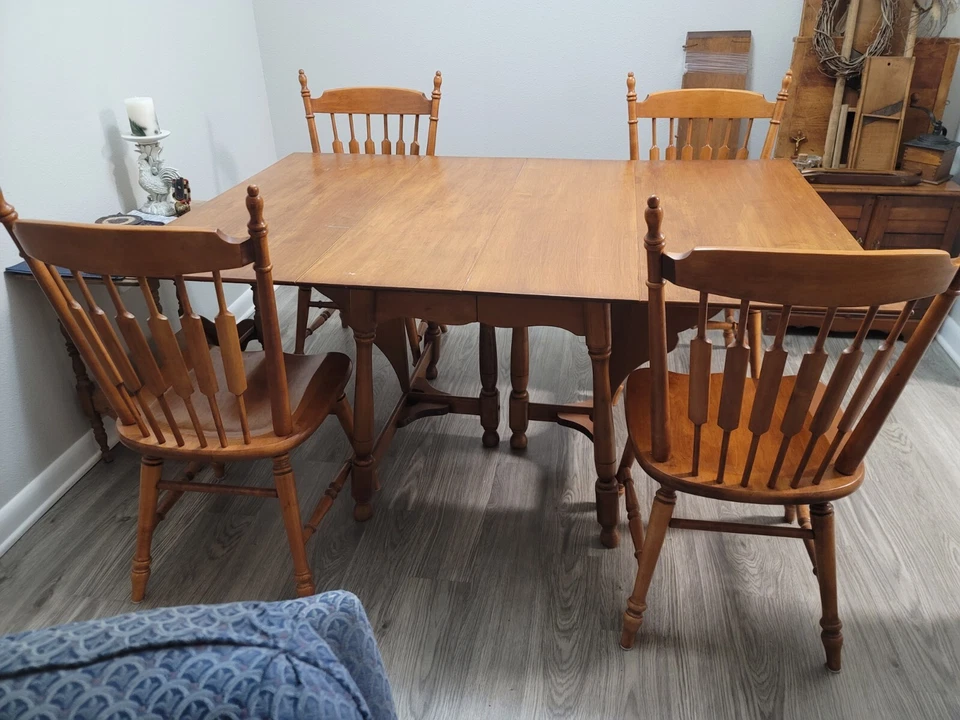 Mesa y sillas vintage de hojas caídas Foto 2 de 4