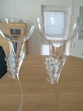 2 langstielige ca. 26 cm hohe Kerzenständer aus Glas mit Blumendeko