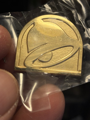 Taco Bell Black Hat Pin Gold Logo Mild Fire Hot Diablo Sauce Live Mas New Rare