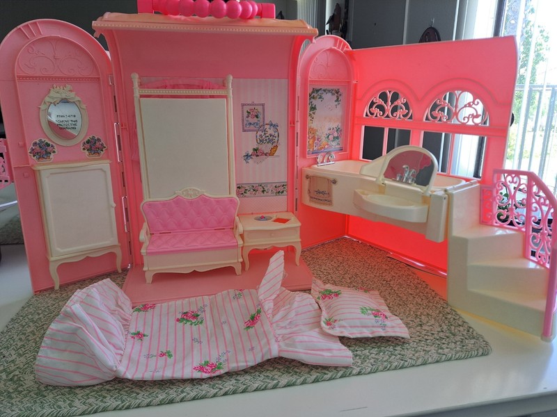 1998 Barbie Mattel Playhouse And Barbies With Accessories Bundle