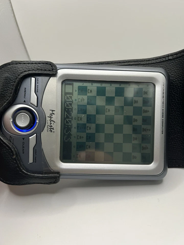 Computadora de ajedrez de bolsillo Mephisto Saitek Maestro estuche original y lápiz óptico Foto 3 de 4