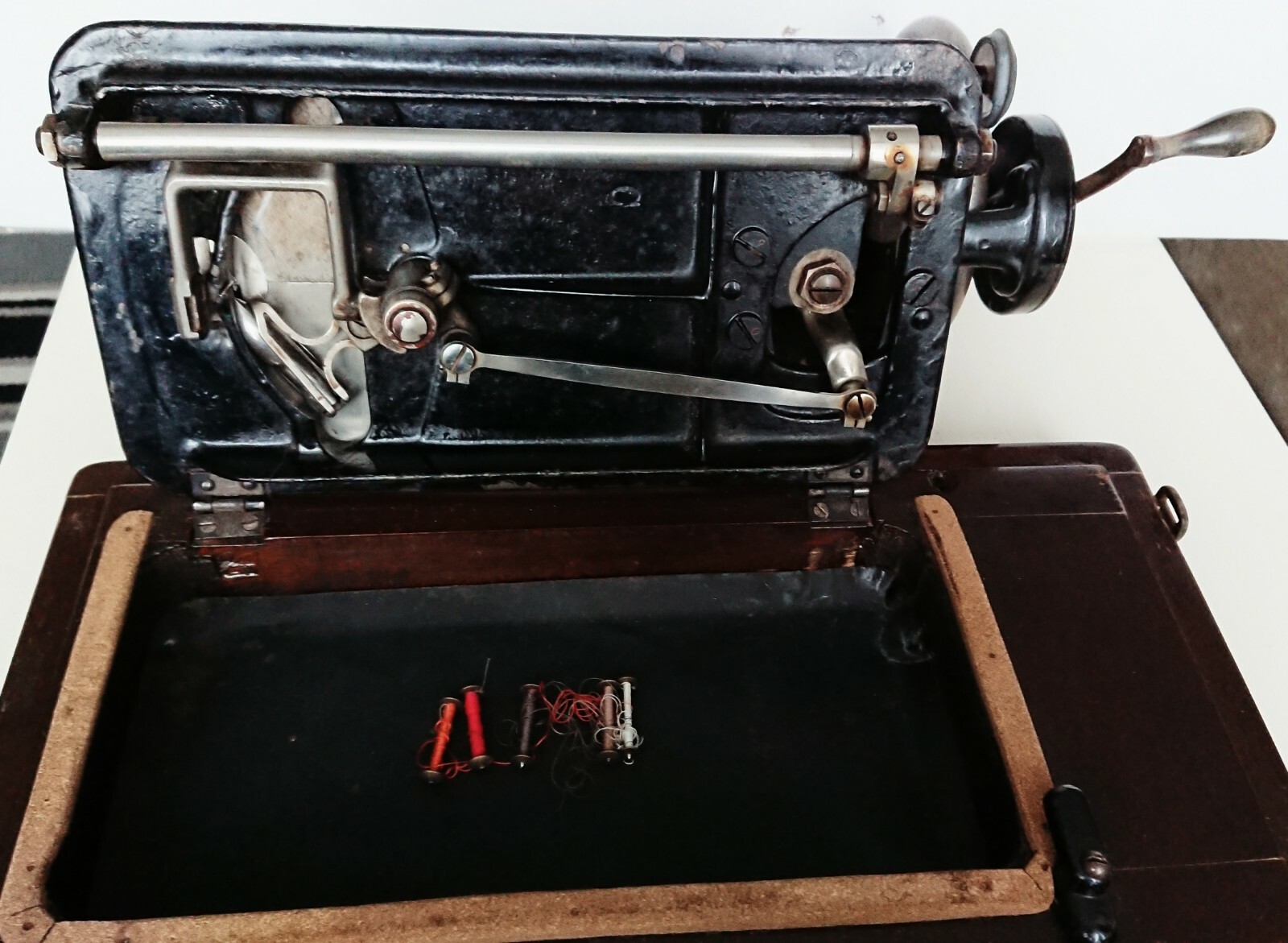 Stunning Antique Hand Crank Singer Sewing Machine With Case eBay
