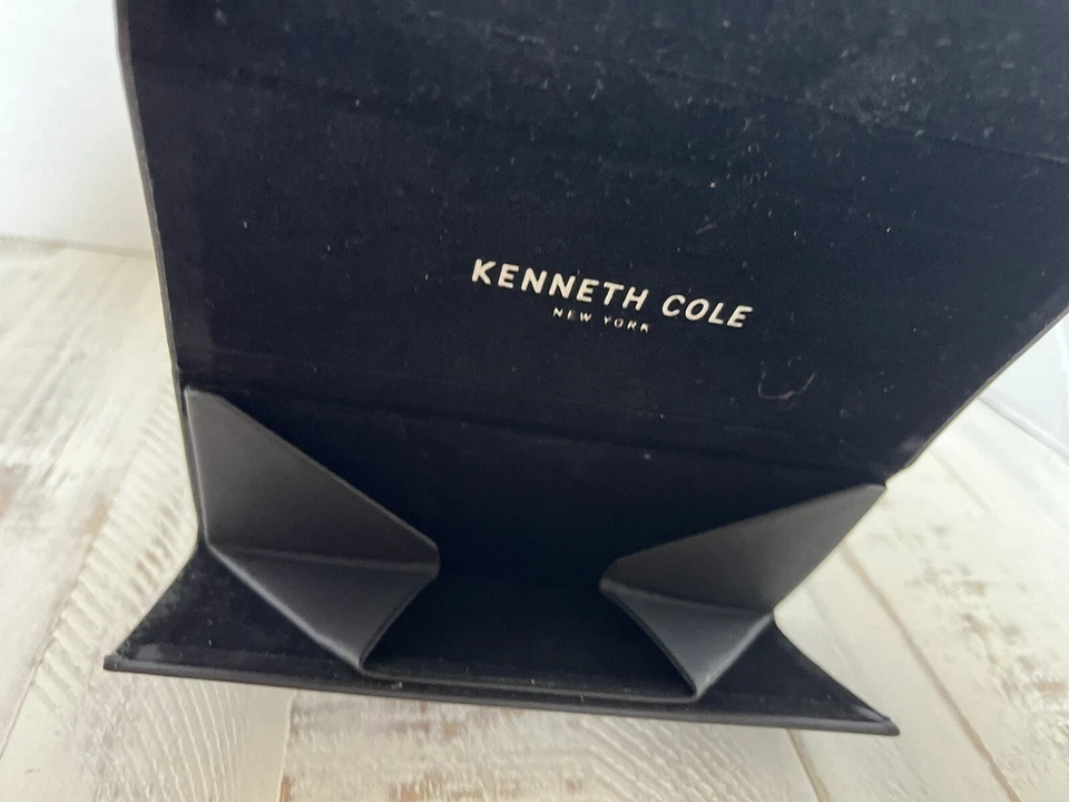 Estuche rígido para gafas Kenneth Cole negro cierre magnético Foto 3 de 4
