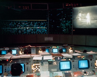 MISSION CONTROL DURING APOLLO 11 MOON WALK - 8X10 NASA PHOTO (ZZ-848)