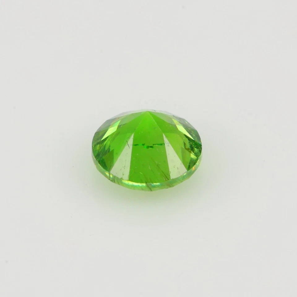 0.3 ct, Faceted Russian demantoid garnet high dispersion - Image 2 of 3