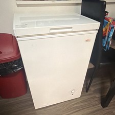 White Chest Freezer Manual Defrost Removable Basket Gloss Finish Single Door