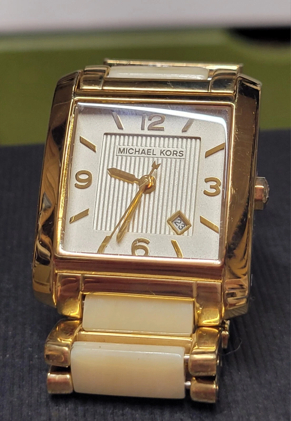 Orologio Michael Kors Goldt con accenti crema guscio di tartaruga su cinturino. Faccia quadrata