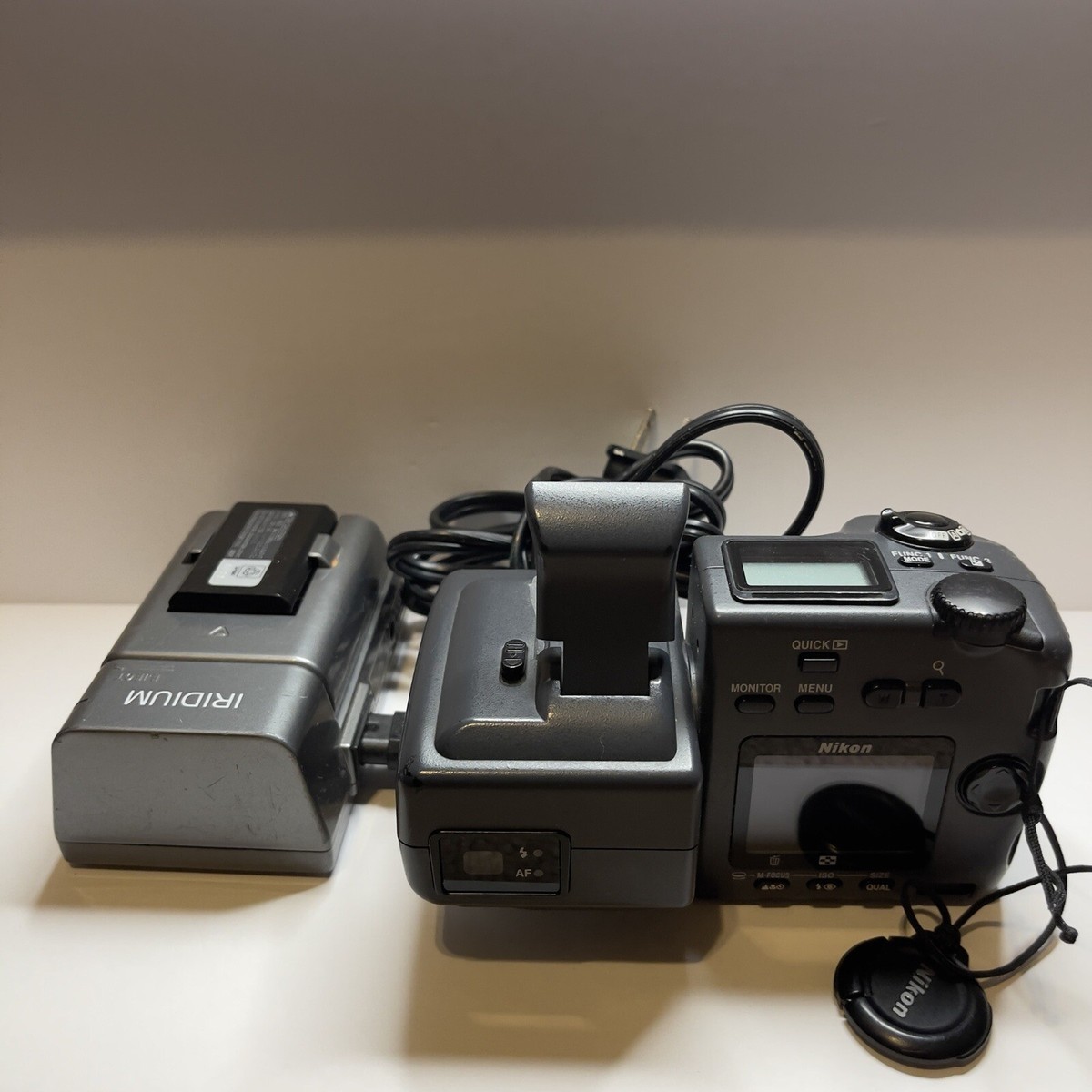Nikon CoolPix 995 E995 Digital Camera WIth Battery X2 And Charger