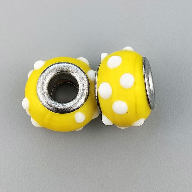 Perlina foro largo puntini bianchi su giallo 13.5x8.5mm 1pz Perlina foro largo puntini bianchi su giallo 13.5x8.5mm 1pz
