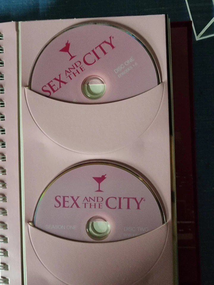 SEX AND THE CITY Complete Series DVD Box Set in Pink Velvet Case - Image 4 of 4