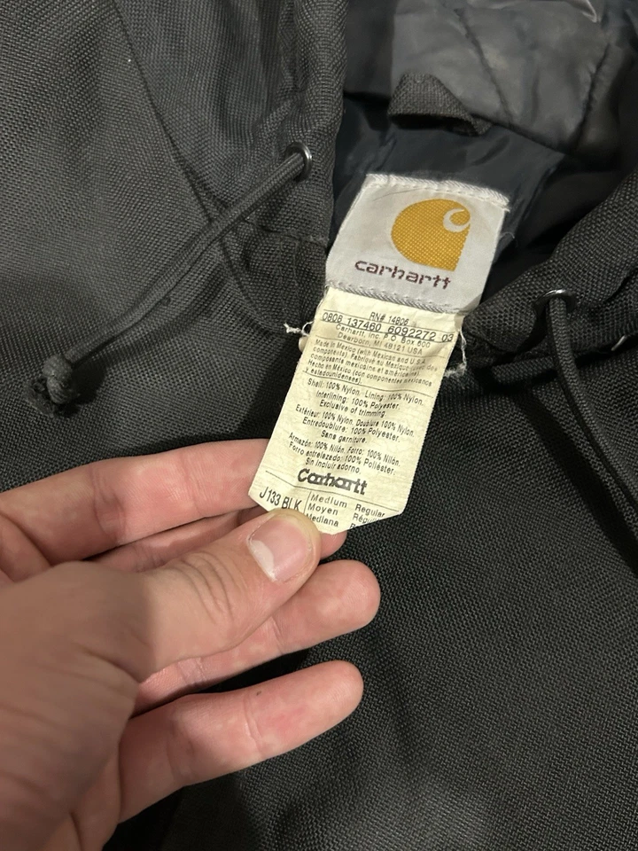 Jaqueta Carhartt J140 BLK EUA Masculina Preta Forrada em Colcha Ativa Desgastada Média Antiga - Imagem 4 de 4
