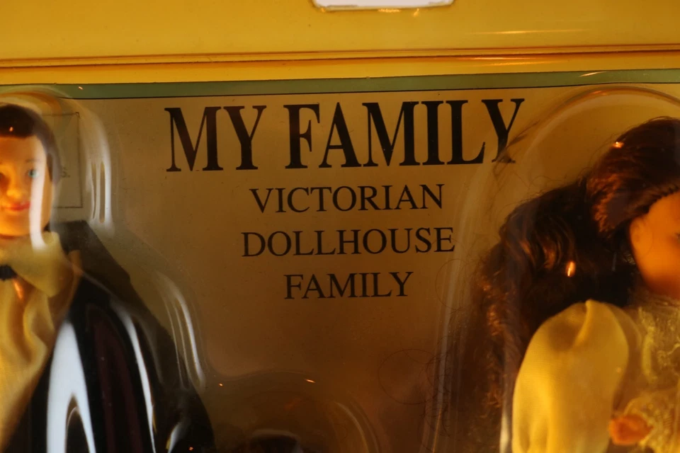 Figuras familiares casa de muñecas victoriana mi familia ciudad plaza época muñecas selladas Foto 3 de 4