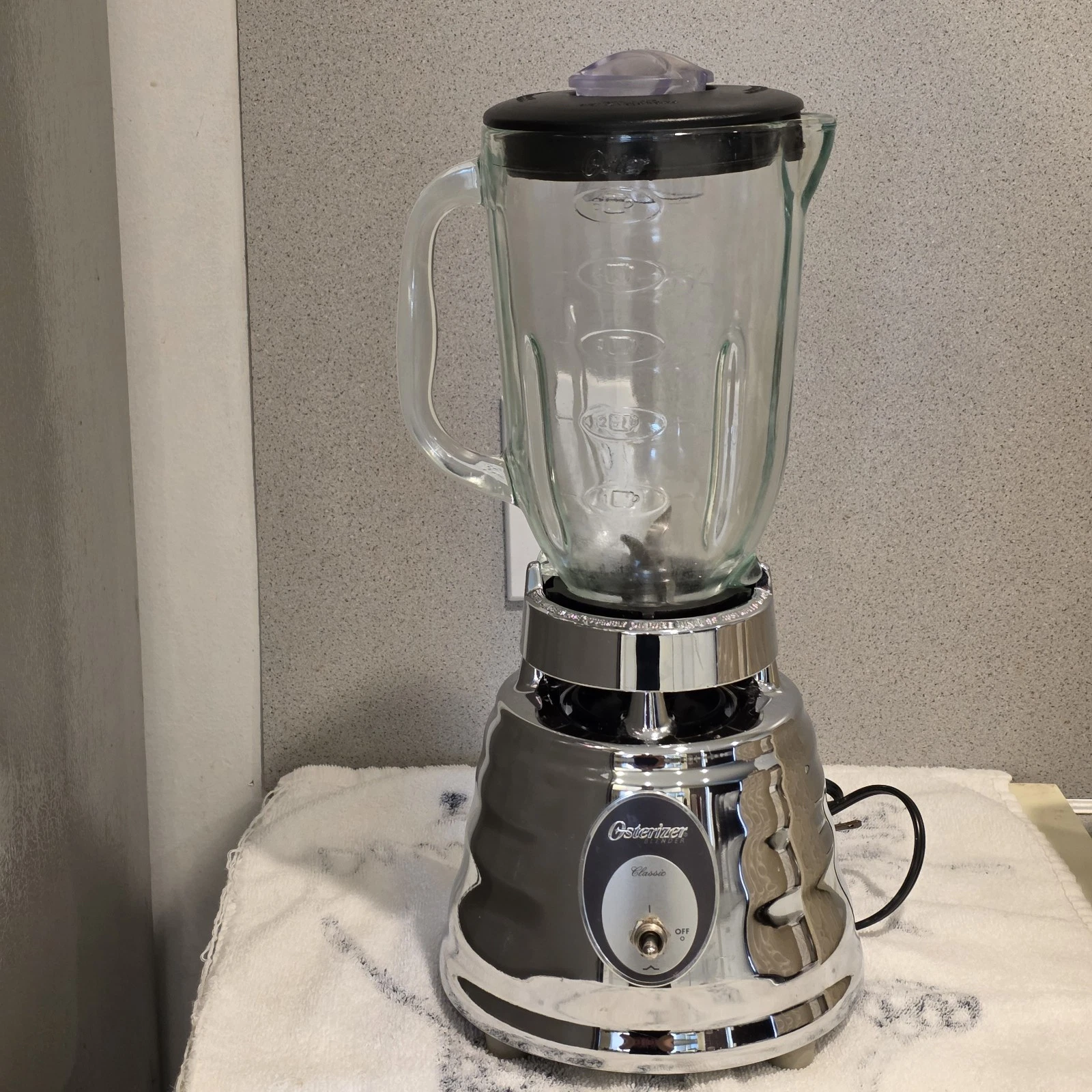 Vintage Osterizer Oster Classic Blender 564A Silver Chrome Beehive 500W MCM Retr
Opens in a new wind