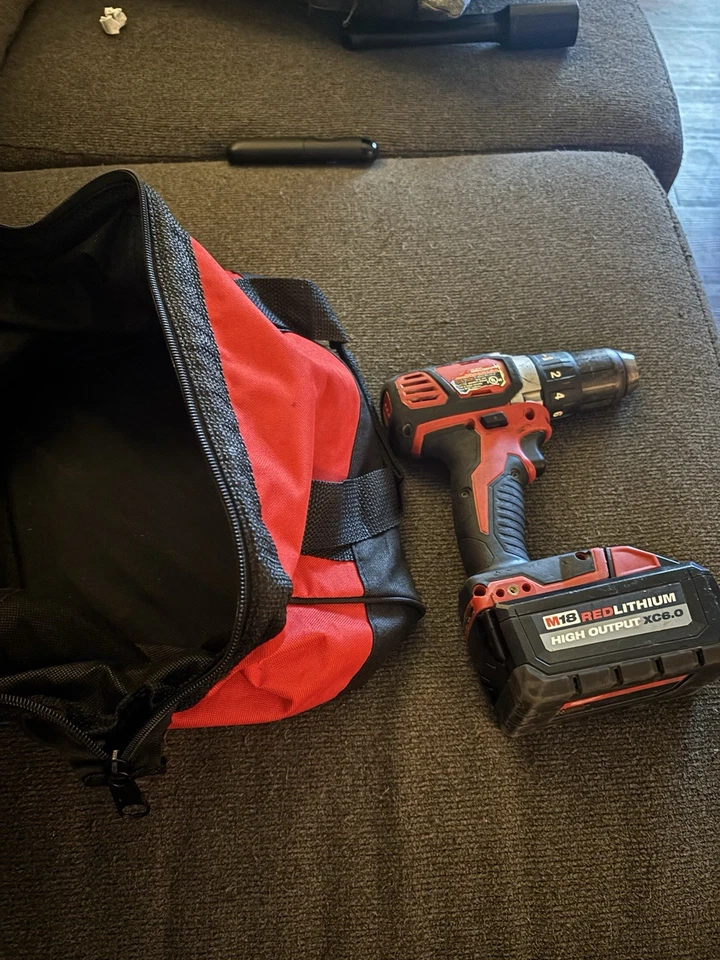 Taladro Milwaukee y bolsa de transporte/batería nueva para herramientas Foto 3 de 4