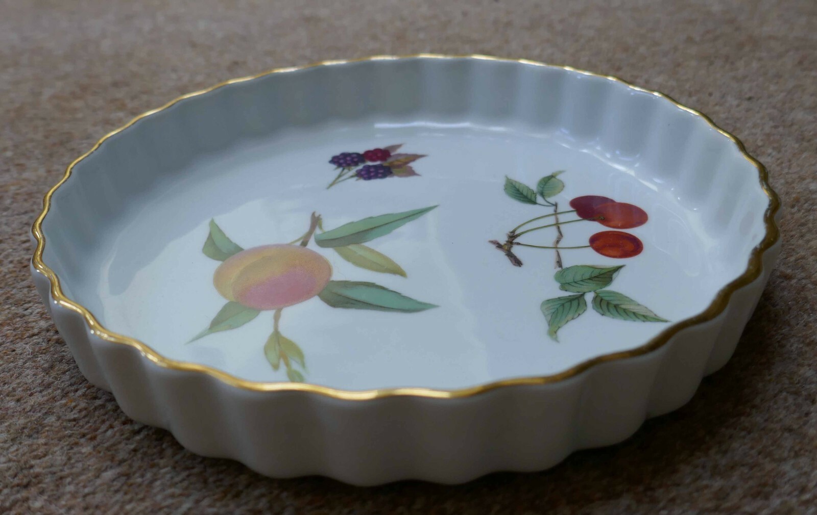 Royal Worcester gold rim Evesham ovenproof porcelain flan quiche pie
