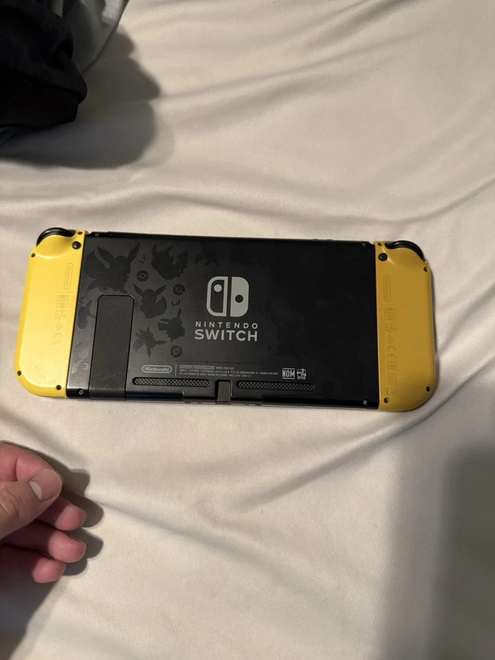 Consola Nintendo Switch Pokemon Lets Go Pikachu&Eevee Edition Foto 3 de 4