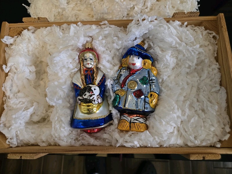 2 Wizard Of Oz Polonaise Glass Ornaments In Original Wood Crate. Never Hung.