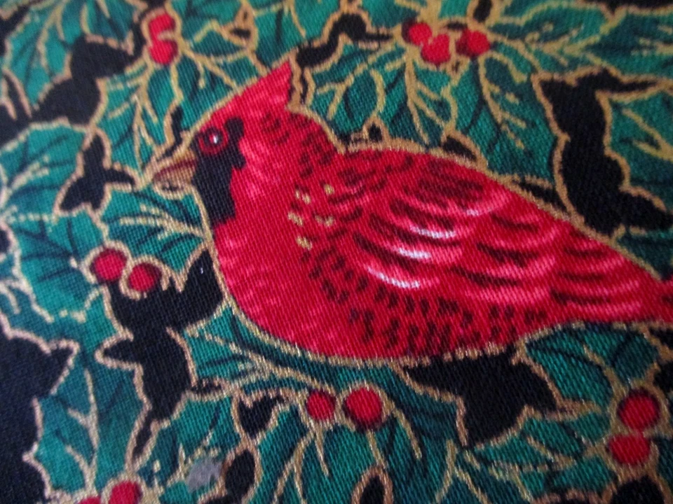 4-1/2 YDS RED CARDINALS HOLLY GOLD ACCENTS 100% COTTON FABRIC - Image 2 of 4