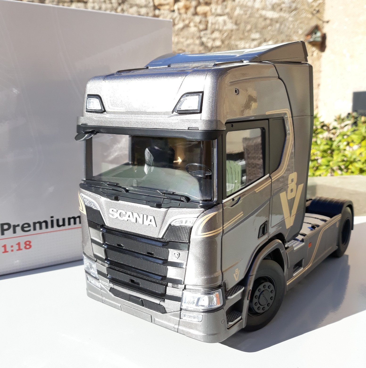 Scania R500 grey 1/18 Premium ClassiXXs Ixo pour décoration de bureau