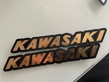 Produktbild - 2 Tank Embleme Kawasaki Messing/Edelstahl Design - keine Aufkleber