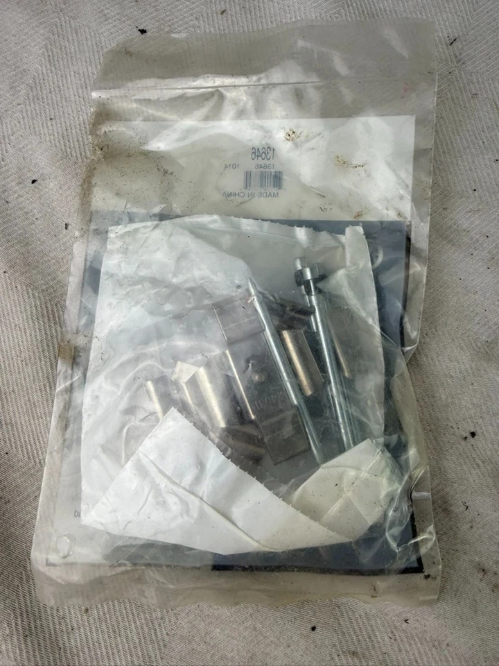 Kit de herrajes de freno de disco Wearever 13646 para Mercedes-Benz C300 2008-2012 Foto 2 de 3