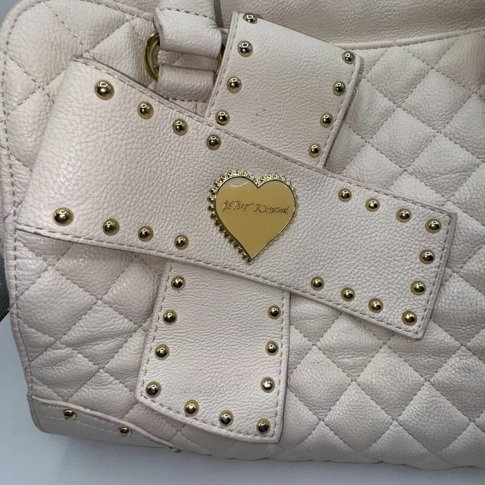 Bolso de Lona Betsey Johnson Weekender Overnight Cuero Acolchado Corazón Tachuelas Arco Foto 4 de 4