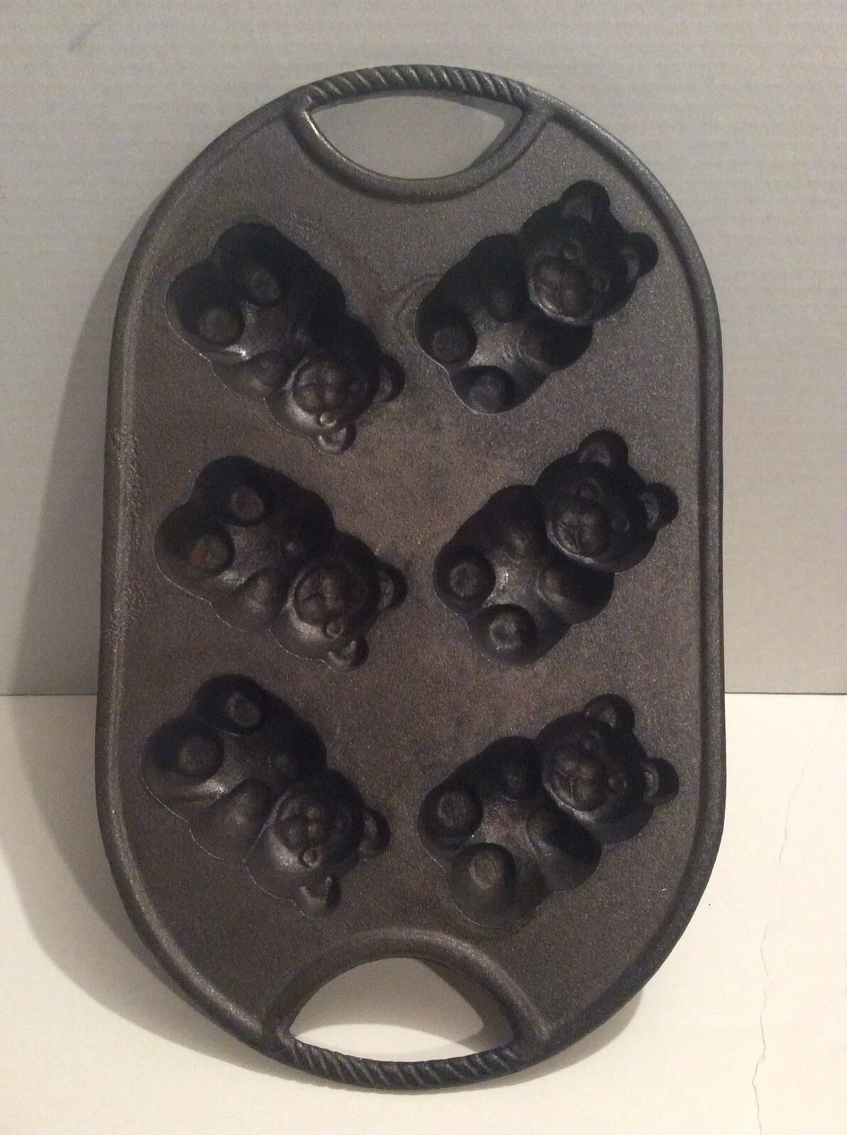 VINTAGE ROWOCO CAST IRON "TEDDY BEAR" MUFFIN PAN
