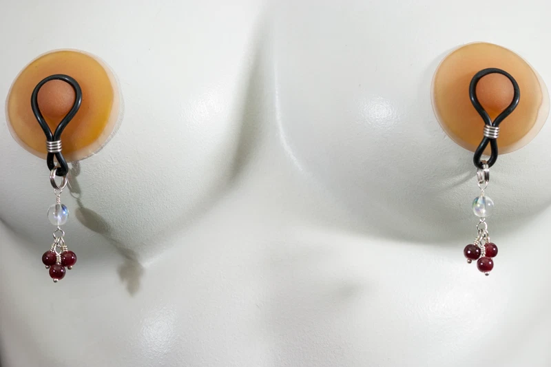 Joyería erótica roja para pezón perforada o no perforada intención perversa Foto 3 de 4