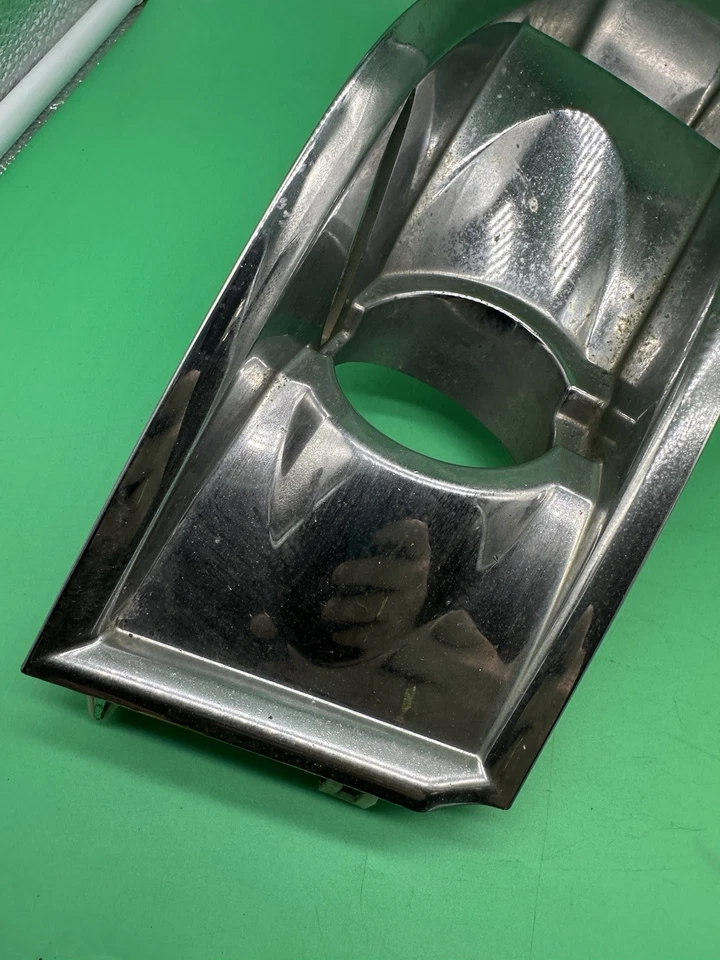 Bisel antiniebla delantero cromado Cadillac CTS 2009-2013 lado derecho OEM 15904575 Foto 2 de 4