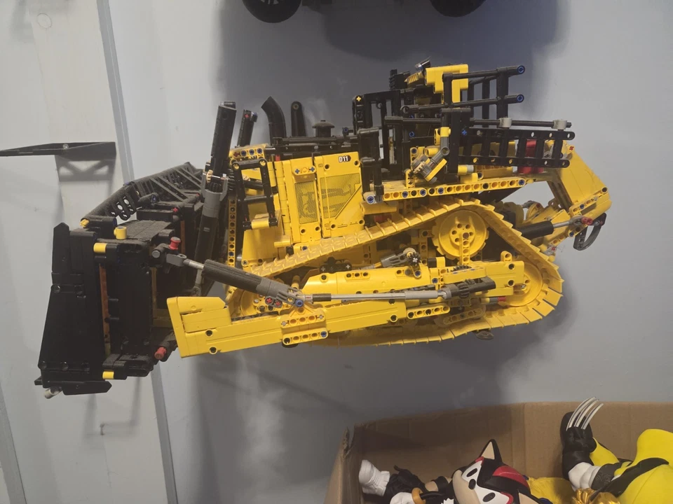 LEGO Technic 42131 Cat D11 Bulldozer, photo 2 of 5