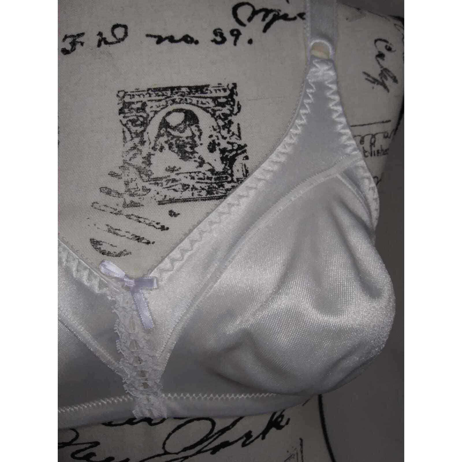 Vintage Satiny Bali Bra Unlined Seamless Wireless 60s… Gem