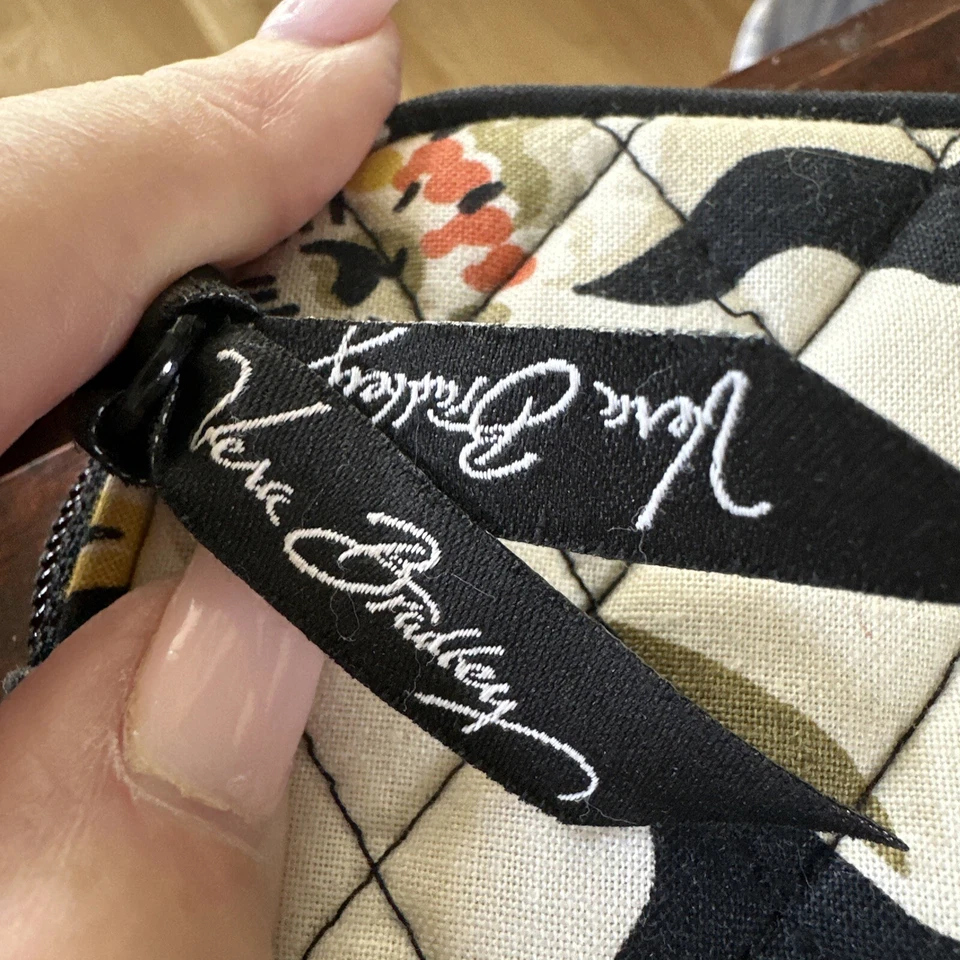 Funda I-pad o Kindle, Vera Bradley, limpia. Floral amarillo/negro, Dogwood Pat. Foto 3 de 4