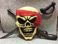 CARNEVALE HALLOWEEN DECORO TESCHIO CON SPADA E PISTOLA PIRATI DEI CARAIBI 