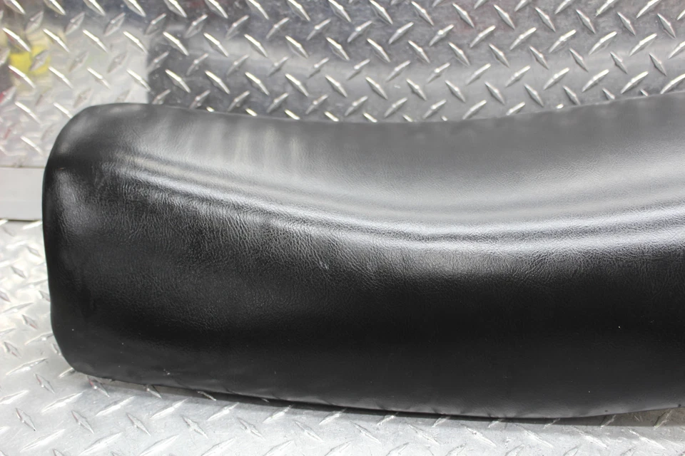 1983 YAMAHA XT550 ПЕРЕДНЕЕ СИДЕНЬЕ СЕДЛО С СУМКА ДЛЯ ИНСТРУМЕНТОВ - Изображение 2 из 4