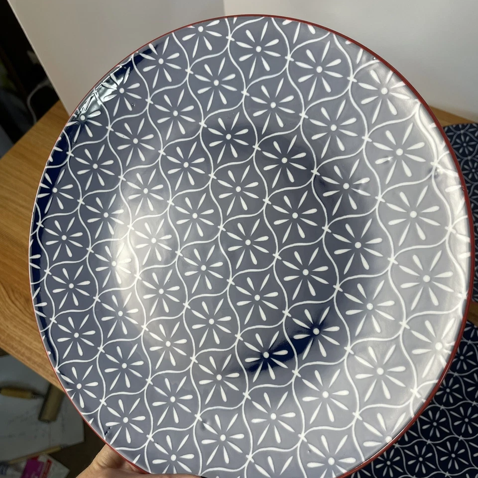 "4 platos de cena Better Homes & Gardens Piers de 10,5"" usados en excelente estado azules con adornos rojos" Foto 4 de 4