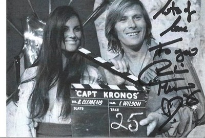 Caroline Munro persönlich signierte 6'' x 4'' HAMMER Karte - RAR! - Captain Kronos #13
