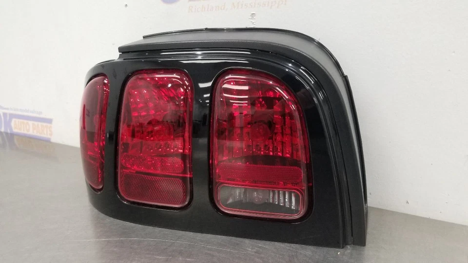 FORD MUSTANG SVT COBRA 98 LUZ TRASERA IZQUIERDA CONDUCTOR NEGRO Foto 3 de 4