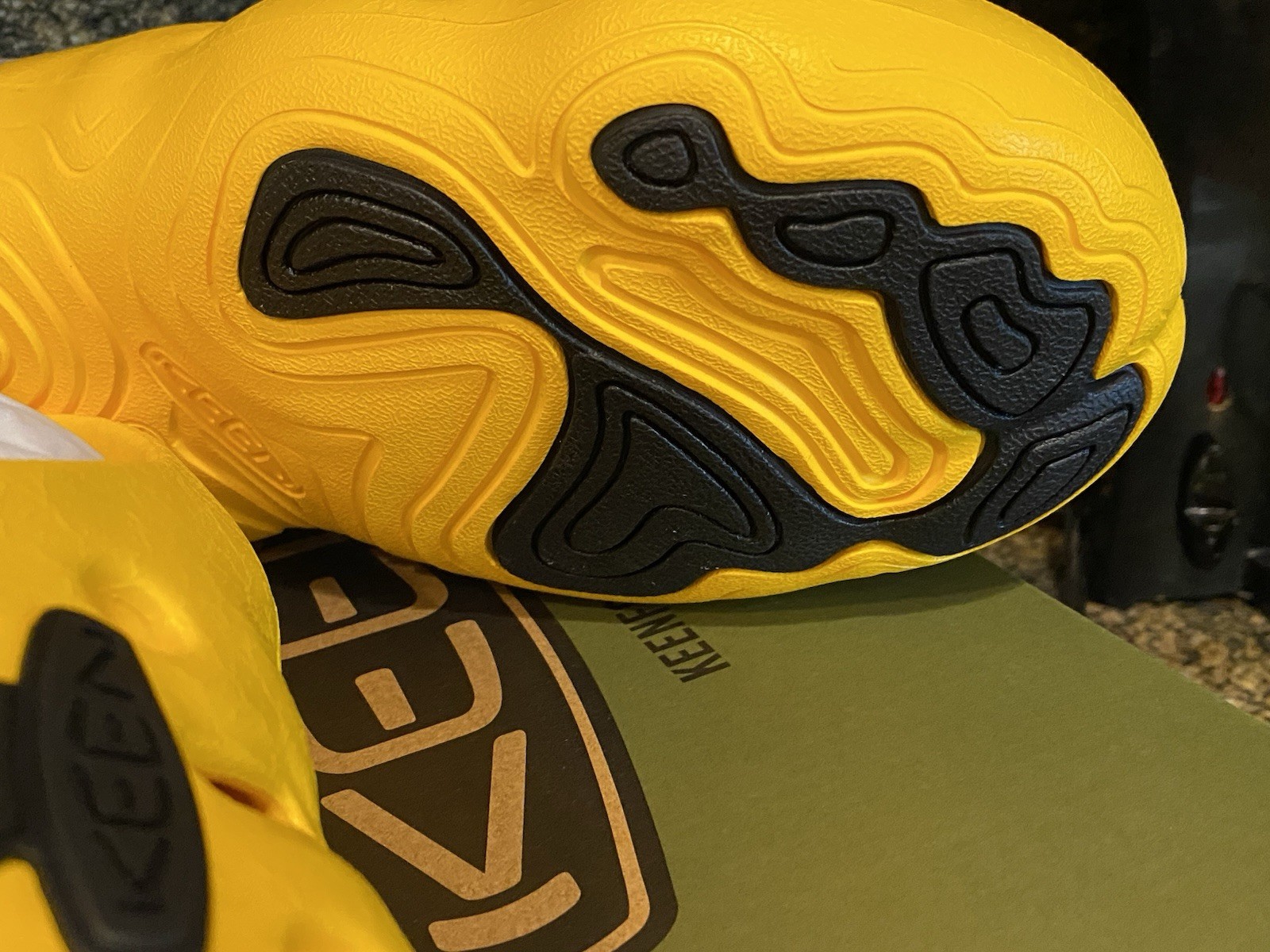 NUOVI sandali uomo Keen Yogeez zoccoli taglia 11 (anche donna 13) scarpe