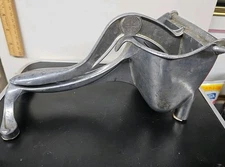 Vintage WEAR-EVER Aluminum Juicer / Hand Held Citrus Press / ALCOA Made in USA
