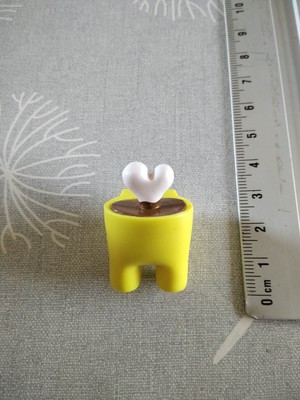figurine AMONG US - tomy  - innersloth  TOIKIDO - jaune en os -