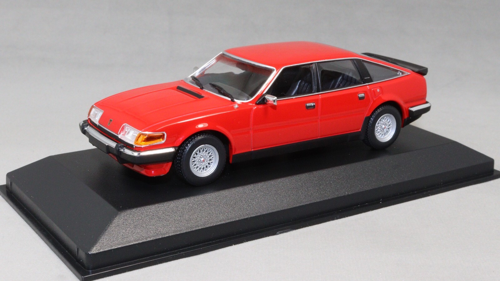 Minichamps Maxichamps Rover SD1 Vitesse 3500 V8 in Red 1986 940138501 1/43 NEW