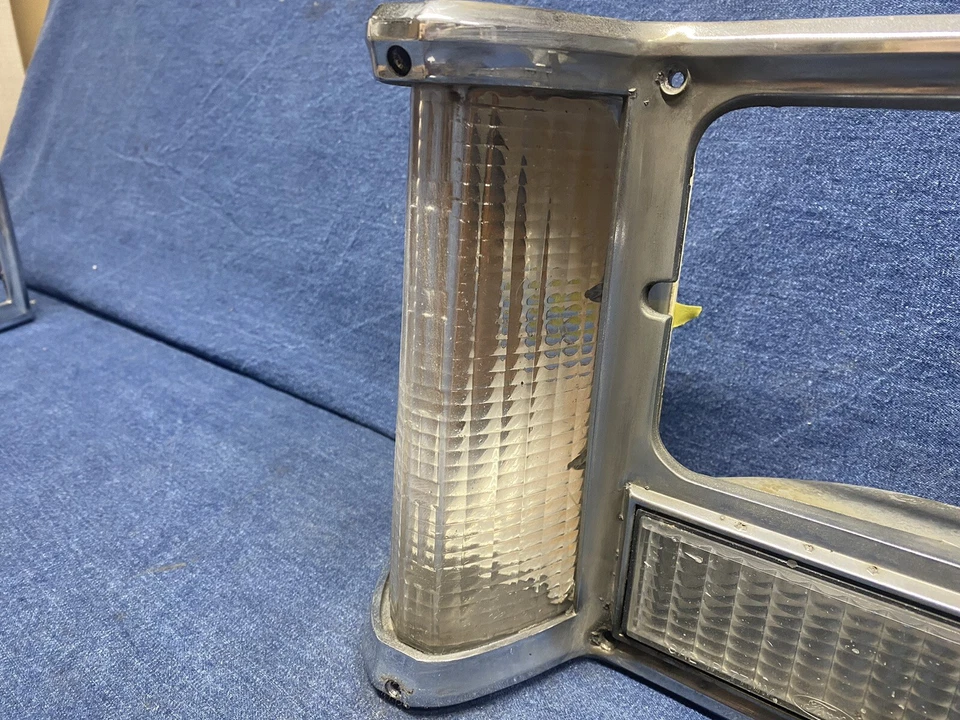 Lincoln Versailles 1977 1980 DERECHA luz de estacionamiento señal de giro faro bisel DN Foto 3 de 4